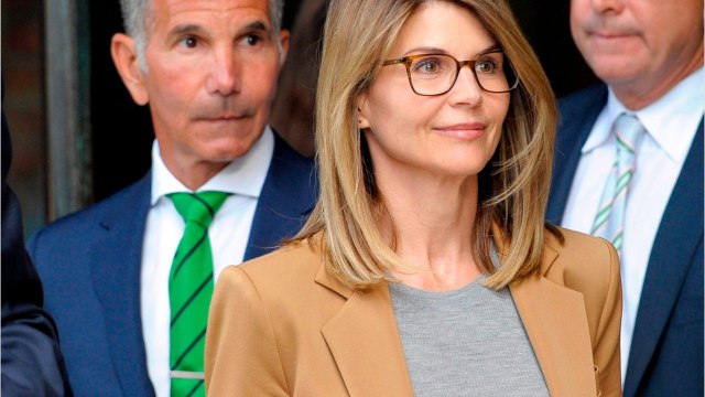 VOICI - Lori Loughlin face au scandale des pots-de-vin : elle met en vente sa maison à 28 millions de dollars