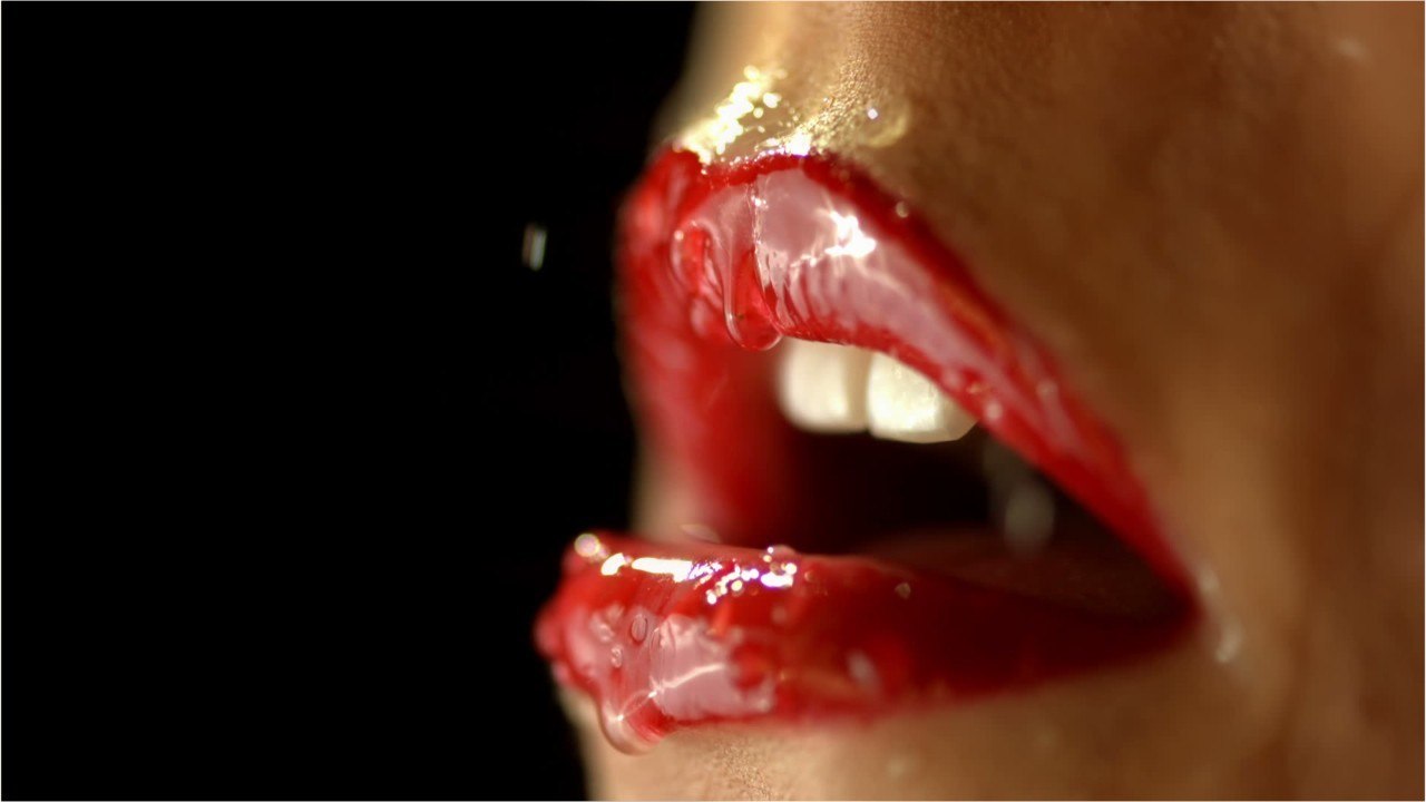 VOICI - Stars à nus : les internautes sous le charme d'Inès Vandamme, ils la comparent à une célèbre actrice