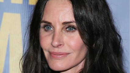 VOICI : Courteney Cox : bloquée dans un avion, la star de Friends a vécu un très mauvais moment