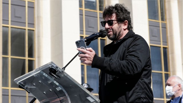 VOICI : Tout simplement dégueulasse ! : Patrick Bruel en colère contre ceux qui usurpent son identité sur les réseaux sociaux