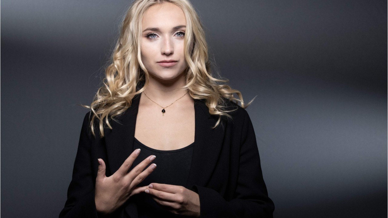 VOICI : Chloé Jouannet en petite tenue dans son lit, elle offre une vue sur son anatomie