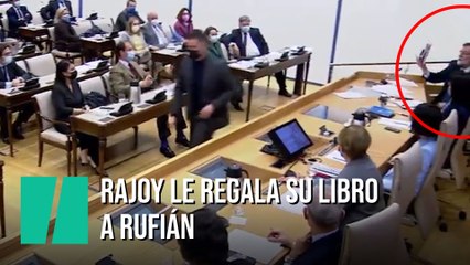 Rajoy le regala a Rufián un ejemplar de su libro