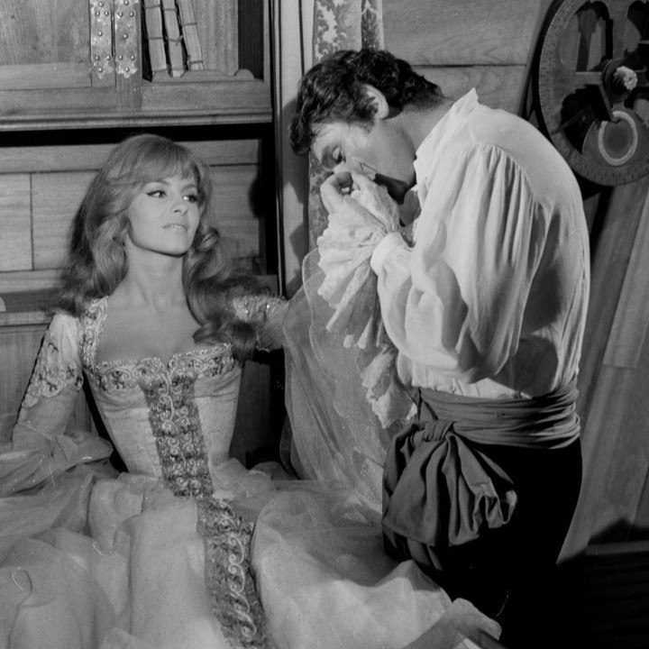 VOICI // SOCIAL Mort de Robert Hossein : ses relations conflictuelles avec Michèle Mercier, star d'Angélique Marquise des Anges