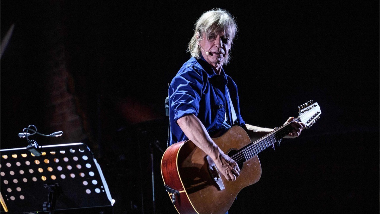 VOICI - JJean-Louis Aubert : sa tournée annulée, l'artiste fait un concert dans un lieu insolite