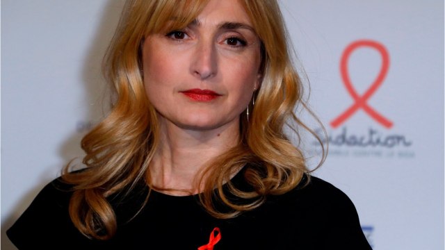VOICI - Julie Gayet opposée à Brigitte Macron ? Sa mise au point