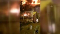 Fatih'te gecekonduda çıkan ve çevredeki evlere sıçrayan yangın söndürüldü