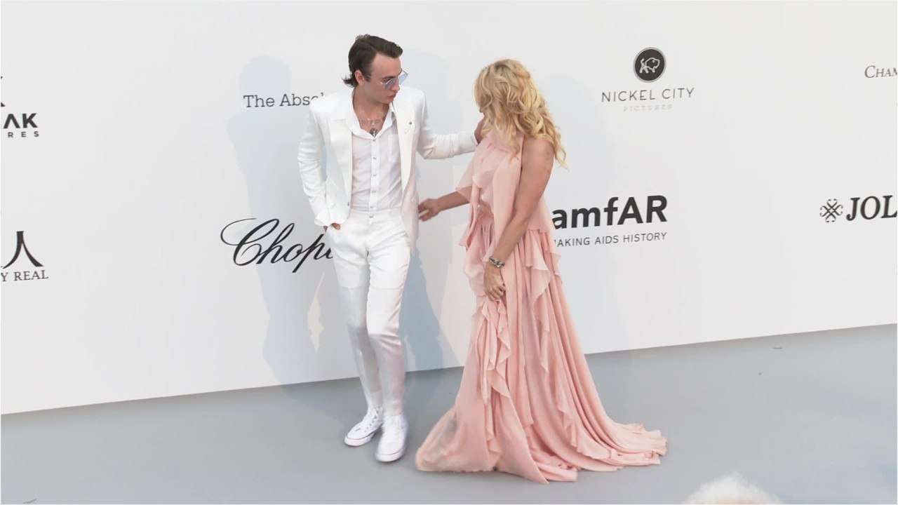 VOICI- PHOTO Pamela Anderson hyper sexy : elle dévoile son décolleté plongeant sur Instagram