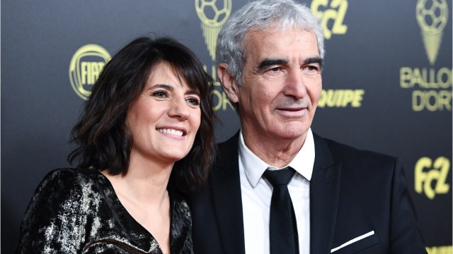 VOICI - Raymond Domenech : Karine Le Marchand se moque d’un de ses clichés avec Estelle Denis