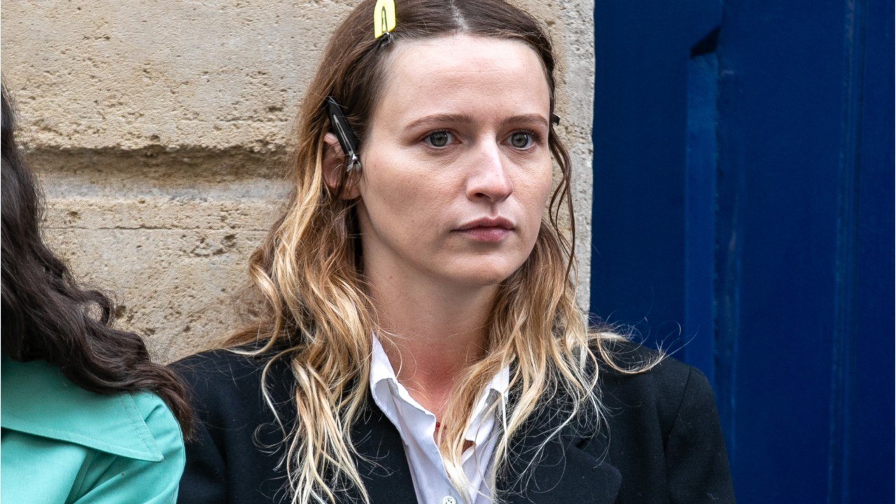 Voici - PHOTO Christa Theret en couple : l'actrice de LOL s'affiche avec sa petite-amie sur Instagram