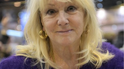 VOICI - Mylène Demongeot guérie de son cancer : les cheveux courts, elle est méconnaissable