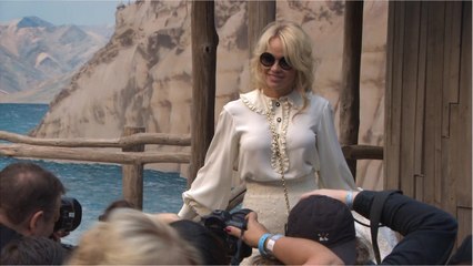 VOICI - Plus belle que jamais, Pamela Anderson annonce son imminente lune de miel