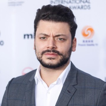 VOICI // Social - Kev Adams : Son Ex-compagne Iris Mittenaere Lui Lance Un Avertissement Avant Son Spectacle Sur TF1 (1)