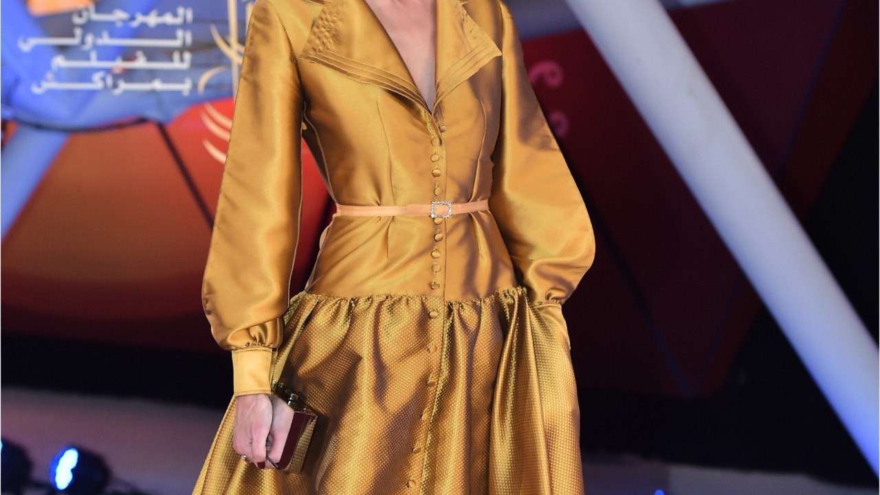 VOICI-PHOTO Linda Hardy : nue sous un drap, elle dévoile un bout de sa poitrine et de ses fesses