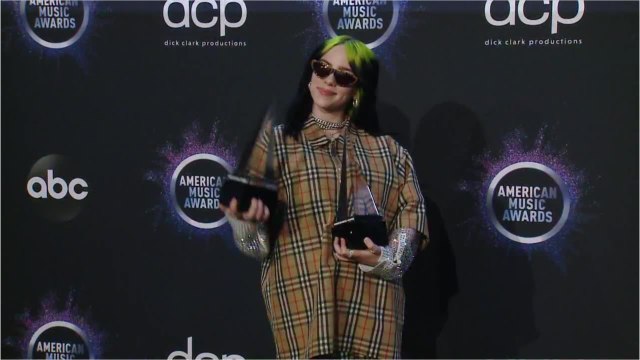 VOICI - Billie Eilish interprétera la chanson titre du prochain James Bond et coiffe au poteau trois superstars