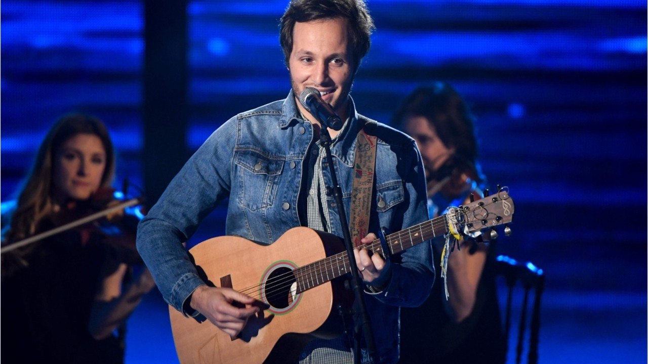 VOICI : Vianney : pourquoi sa participation au clip d'une "chanteuse très connue" n'a jamais été diffuséeVianney : pourquoi sa participation au clip d'une "chanteuse très connue" n'a jamais été diffusée