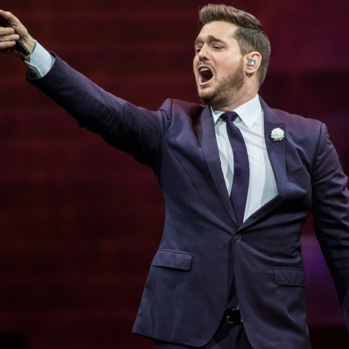 VOICI social - Michael Bublé : Le Crooner Est-il Violent Avec Sa Femme Luisana Lopilato ? Les Fans S'interrogent (1)