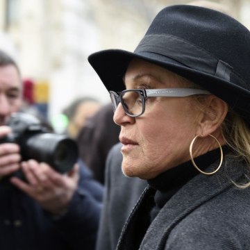 VOICI SOCIAL Sheila agressée chez elle par 3 mecs avec des barres de fer , la chanteuse raconte son traumatisme