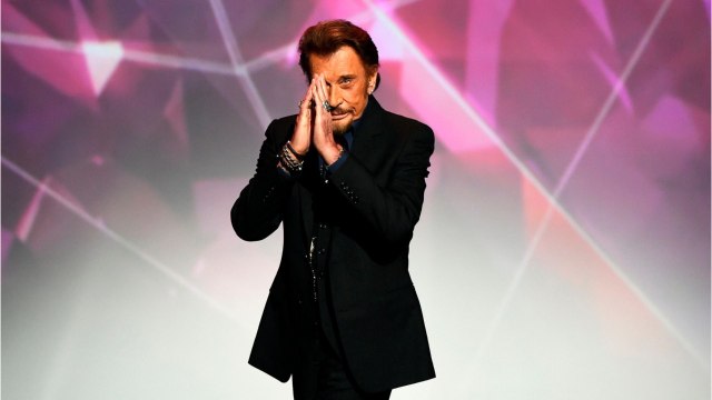 VOICI - Johnny Hallyday : ses musiciens abusaient-ils de lui ? Un proche se lâche