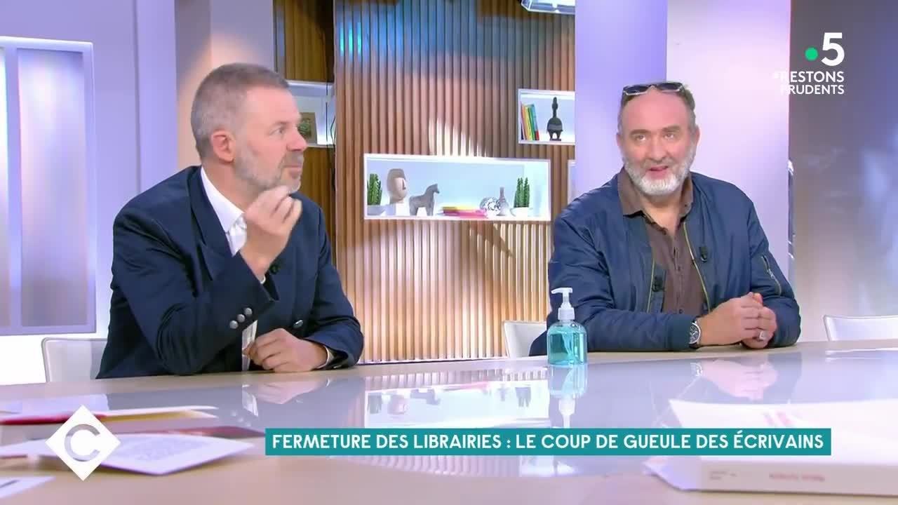 VOICI - VIDEO "C'est irresponsable" : Patrick Cohen recadre Eric Naulleau après ses propos contre les mesures sanitaires