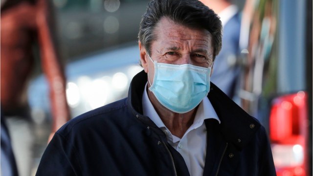 VOICI-Christian Estrosi se dévoile torse nu pour se faire vacciner, les internautes se moquent