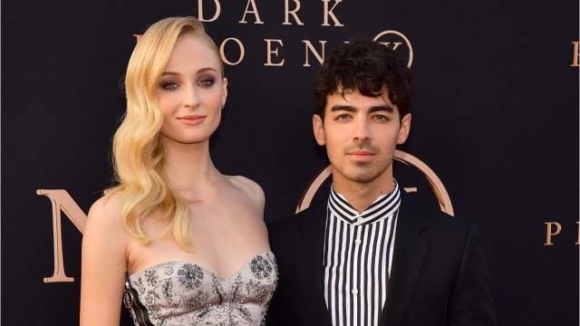 VOICI : PHOTOS Sophie Turner et Sophie Turner partagent des clichés inédits de leur mariage pour leur deuxième anniversaire