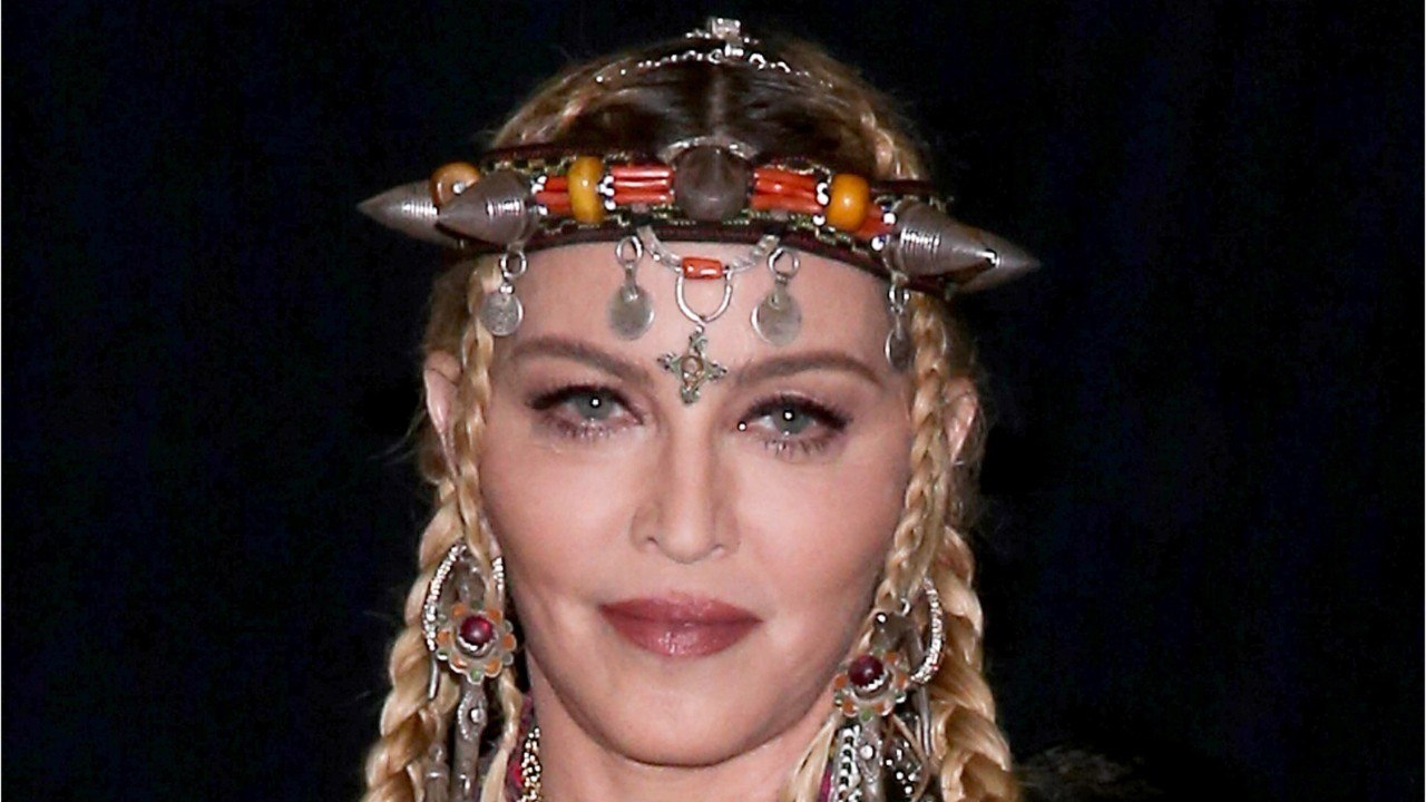 VOICI - Madonna : blessée, la star fond en larmes en plein concert au Grand Rex