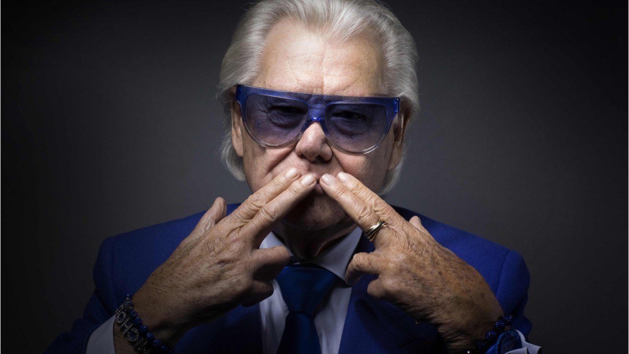 VOICI - Mort de Michou : pourquoi le directeur de cabaret arborait-il toujours ses fameuses lunettes bleues ?