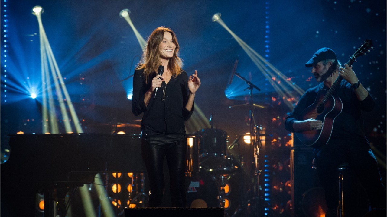 VOICI-Carla Bruni filme accidentellement Nicolas Sarkozy lors d'une interview chez eux : découvrez les images