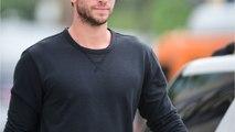 VOICI - Liam Hemsworth de nouveau en couple, pile pour ses trente ans