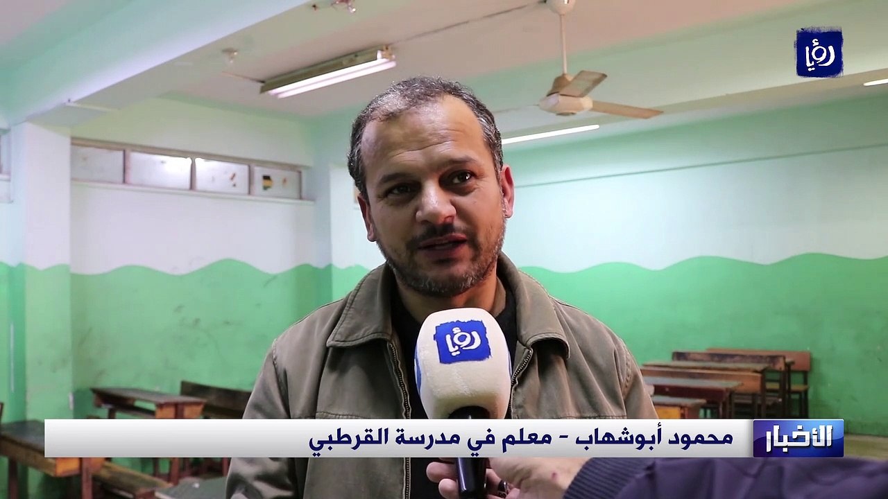 بمعدات بسيطة.. معلمون يعيدون تأهيل مقاعد مدرستهم