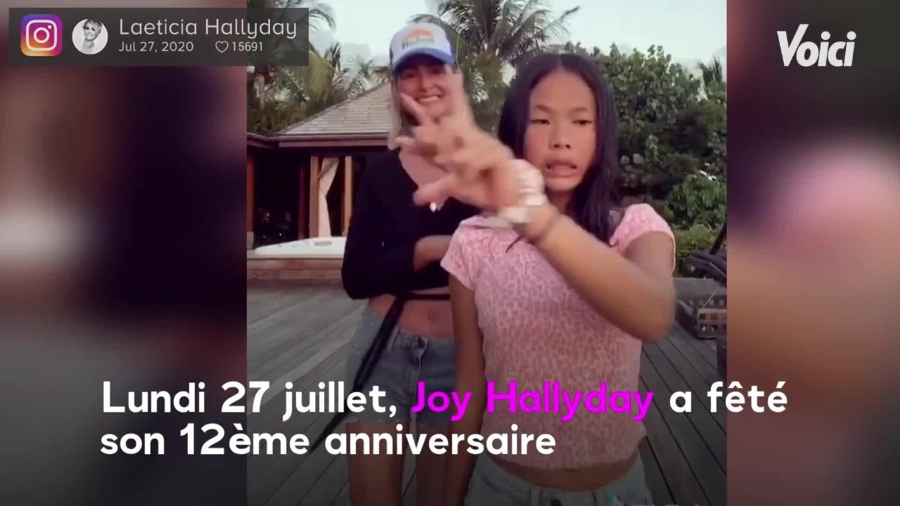 VOICI - PHOTOS Joy Hallyday : ses tendres retrouvailles avec sa sœur Jade pour son anniversaire