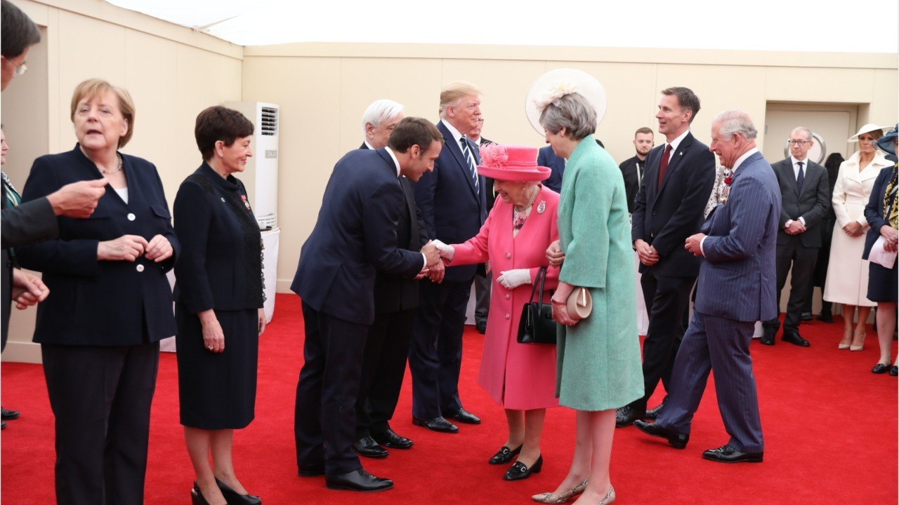 VOICI - Brigitte Macron : cette démarche inédite qu'elle a faite pour la reine Elizabeth II après la mort du prince Philip