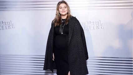 VOICI-PHOTO Louane fière de son baby bump lors d'une séance de wakeboard