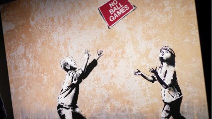 VOICI - Banksy : le célèbre street artist travaille depuis chez lui et c’est hilarant
