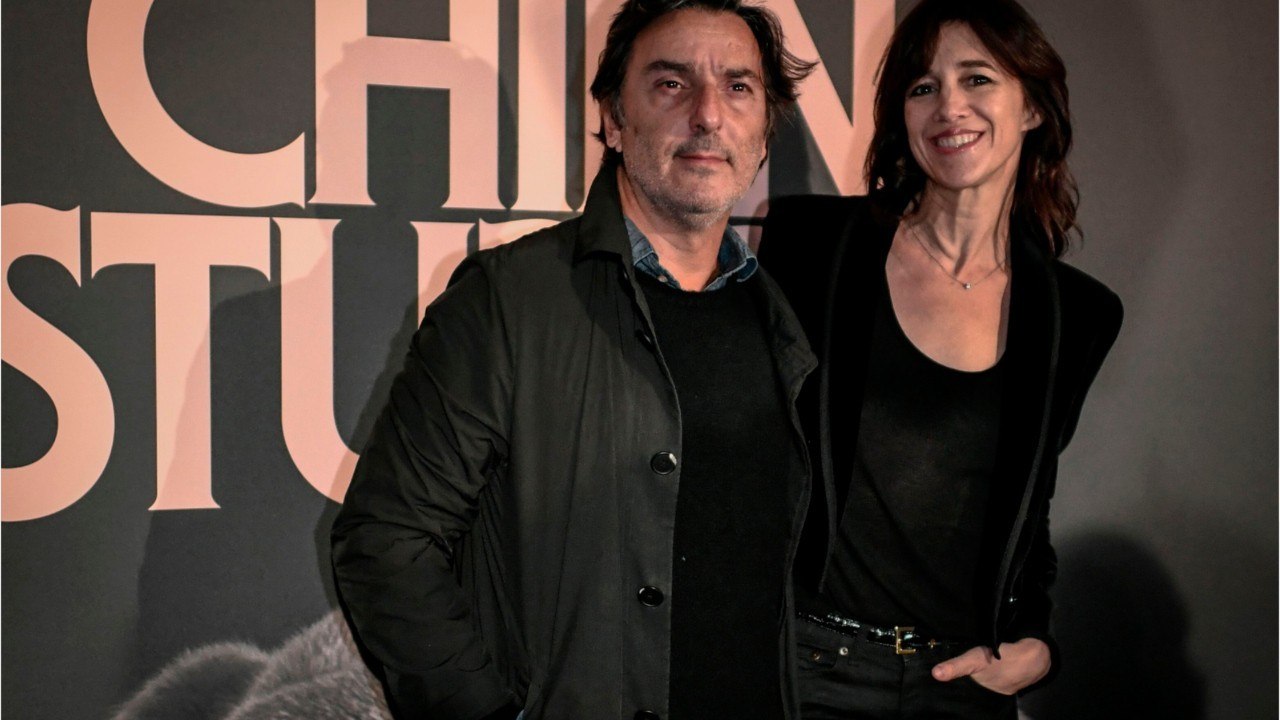 VOICI - Pourquoi Charlotte Gainsbourg et Yvan Attal ont-ils dévoilé leur numéro de téléphone à New York ?