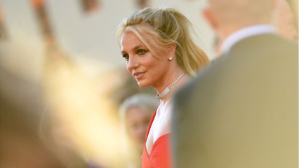 VOICI - Britney Spears se casse le pied lors d'une chorégraphie