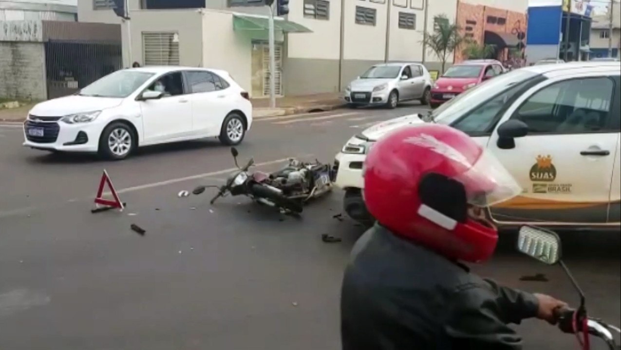 Motociclista de 28 anos sofre lesão na perna em colisão contra carro no Bairro Claudete
