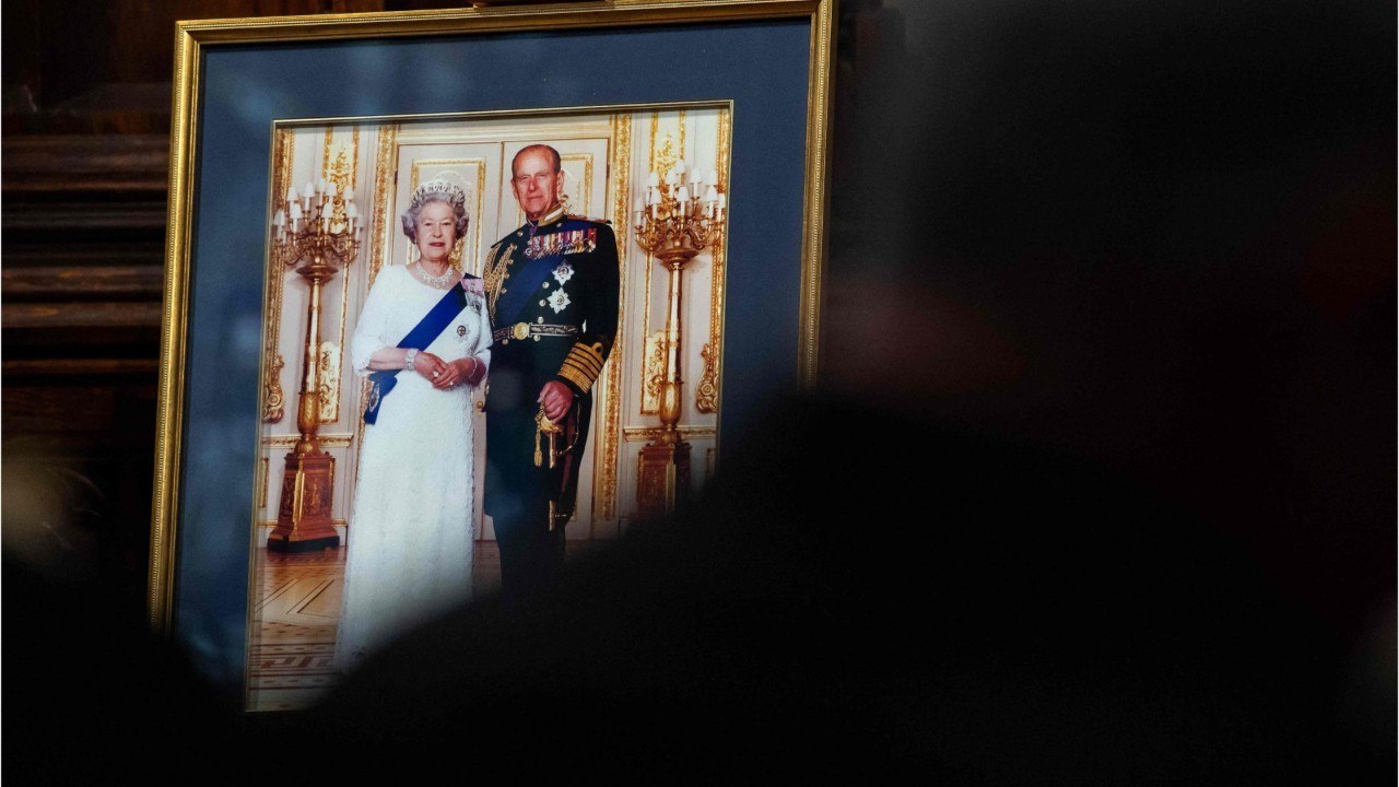 VOICI : Mort du prince Philip : Elizabeth II éprouve un "vide immense" selon son fils Andrew