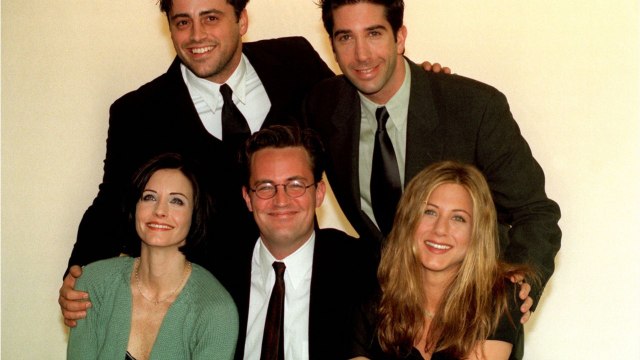 VOICI-PHOTO Courteney Cox : ce cliché inédit du dernier jour de tournage de Friends qui fait le buzz