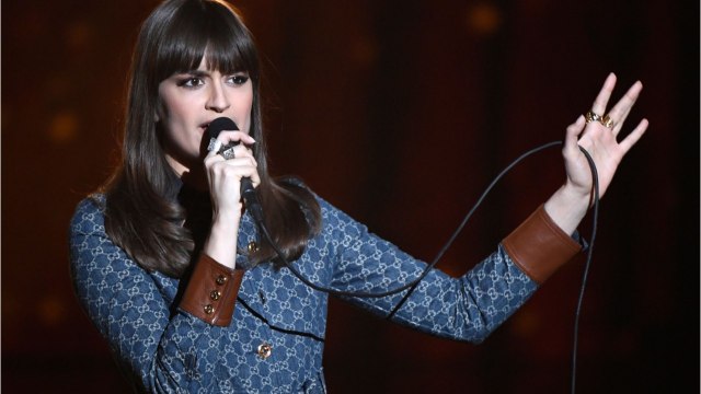 VOICI : Clara Luciani : émue, la chanteuse s'exprime après le décès de son grand-père de la Covid-19