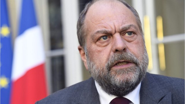 VOICI : Dîners clandestins : Eric Dupond-Moretti photographié devant le Palais Vivienne ? Un cliché sème le doute