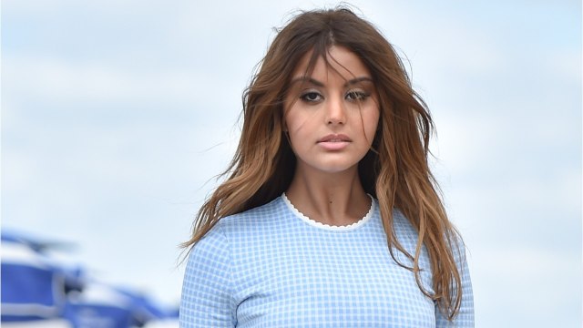 VOICI Zahia : la belle actrice rend même les baguettes de pain sexy !