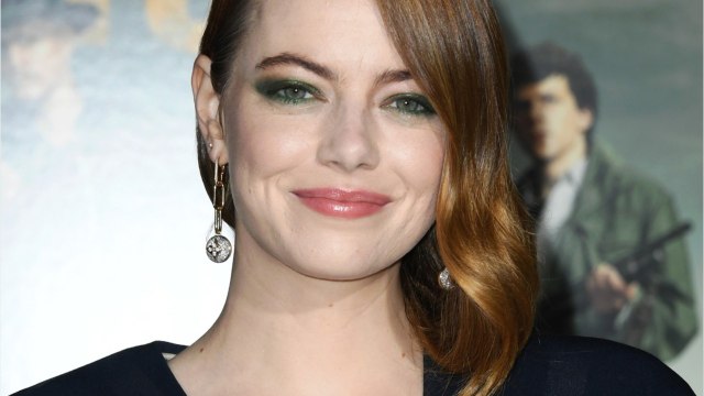 VOICI - Emma Stone fiancée : découvrez la bague que lui a offert Dave McCary