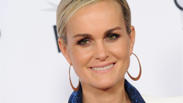 VOICI Laeticia Hallyday avec Joy et Mamie Rock pour une veillée sur la tombe de Johnny