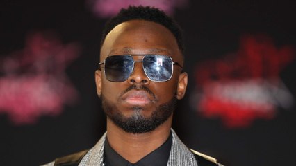 VOICI - C'est Noël, tout est permis : l'air « blasé " de Dadju amuse beaucoup les internautes