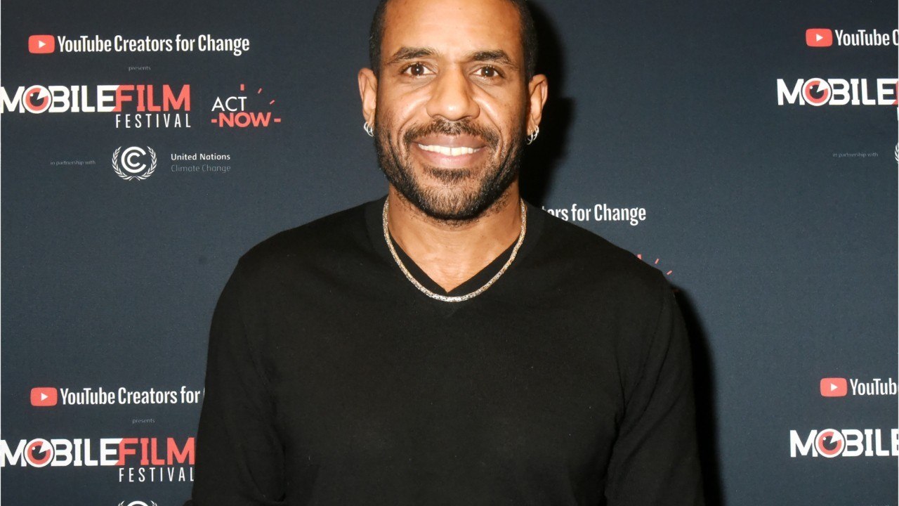 VOICI :Loup-Denis Elion jongle avec des sabres et impressionne ses fans