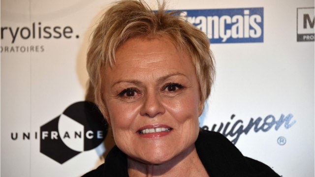 VOICI - Muriel Robin pas tendre avec ses sosies : « J'évite de les regarder, c'est terrible pour moi