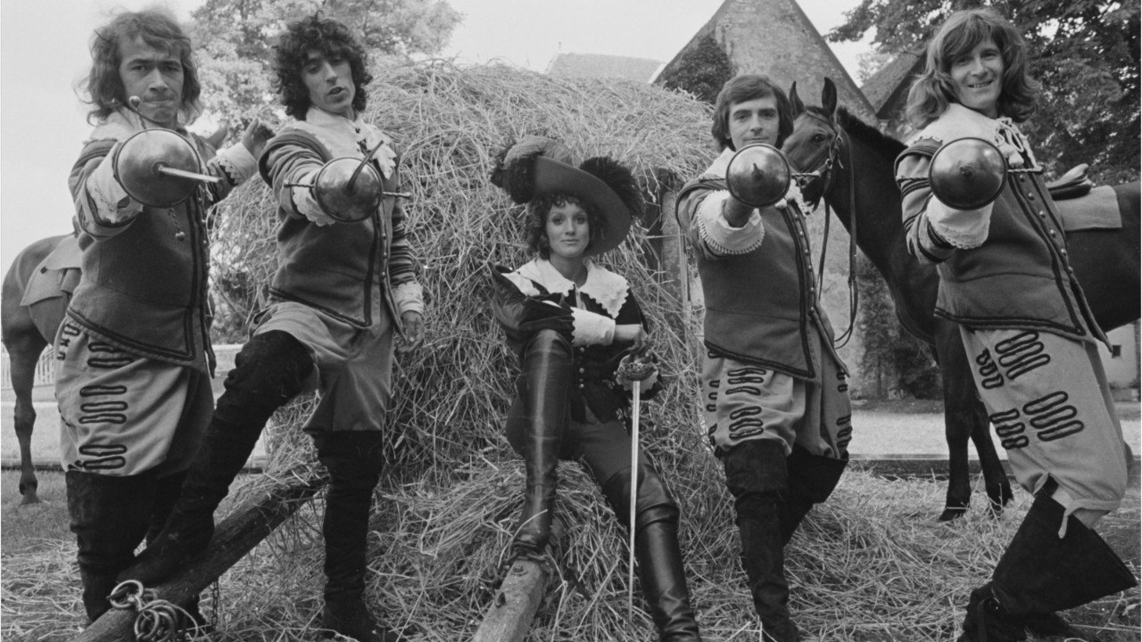 VOICI : Bagarres, ciseaux et jets de bouteilles : quand les fans de Johnny Hallyday attaquaient Les Charlots