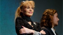 VOICI - Arielle Dombasle : cette étrange réaction quand elle rencontre une femme depuis la mort de sa mère