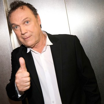 VOICI SOCIAL - Julien Lepers atteint d'un « cancer foudroyant ? L'ancien animateur de Questions pour un champion s'exprime (1)